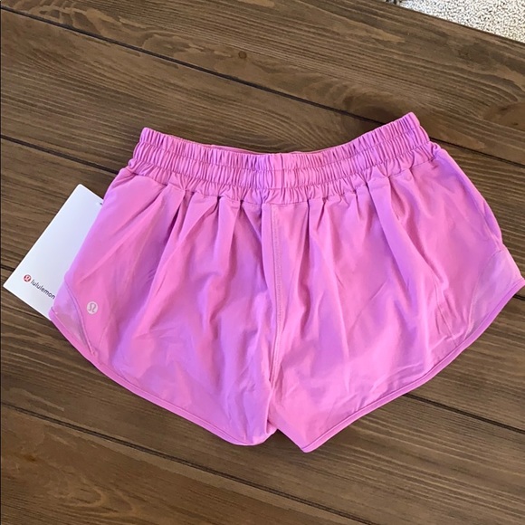 Lululemon hotty hot LR short 2.5” - Picture 2 of 3